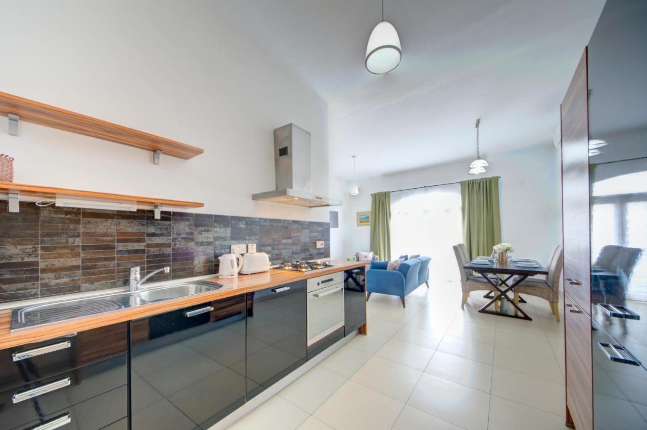St Julians 2 Bedroom Apartment With Commanding Seaviews By Shortletsmalta San Ġiljan Extérieur photo