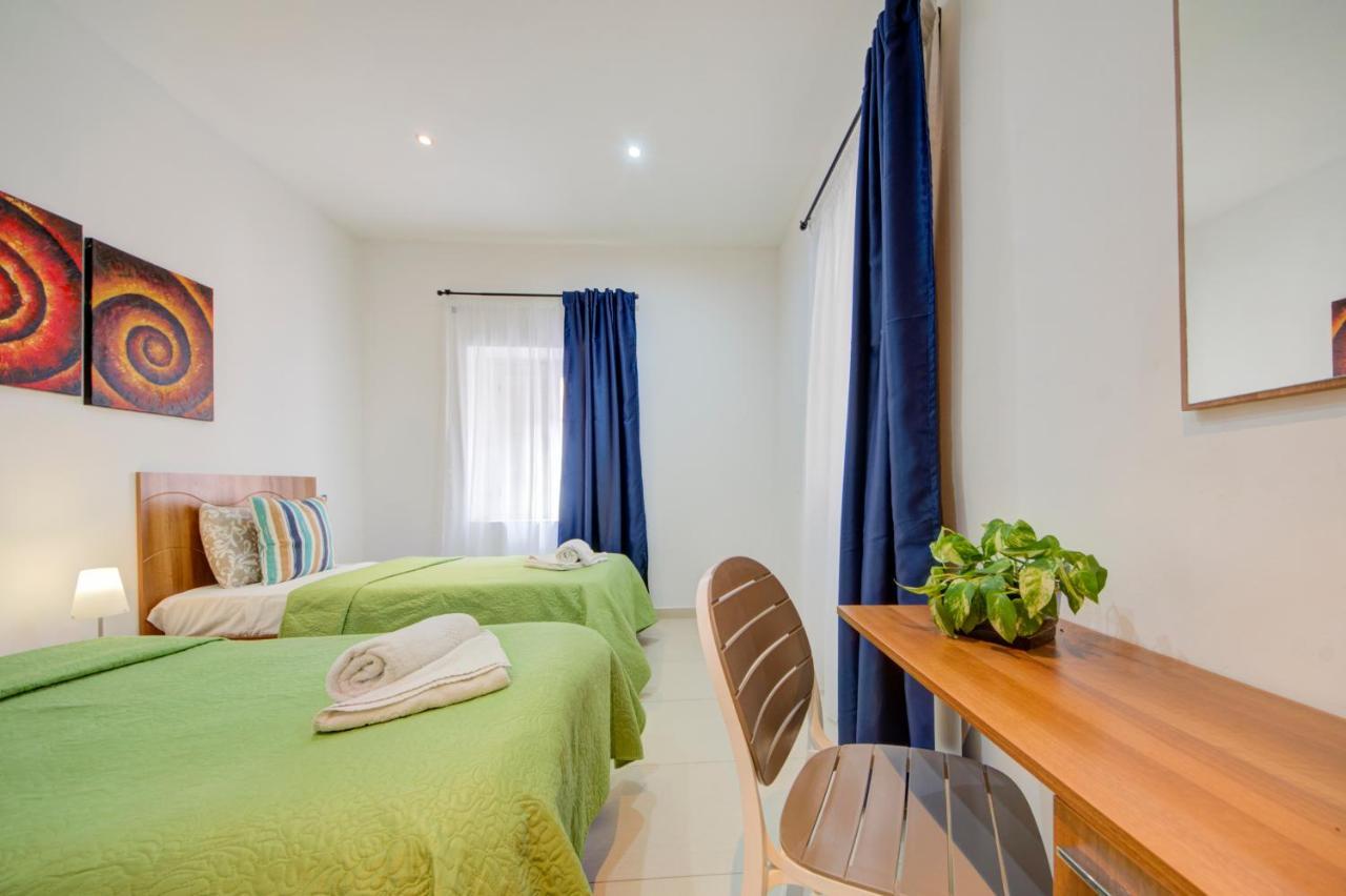 St Julians 2 Bedroom Apartment With Commanding Seaviews By Shortletsmalta San Ġiljan Extérieur photo